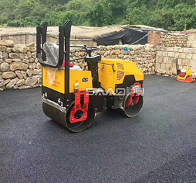 座駕1噸振動壓路機(jī)遼寧施